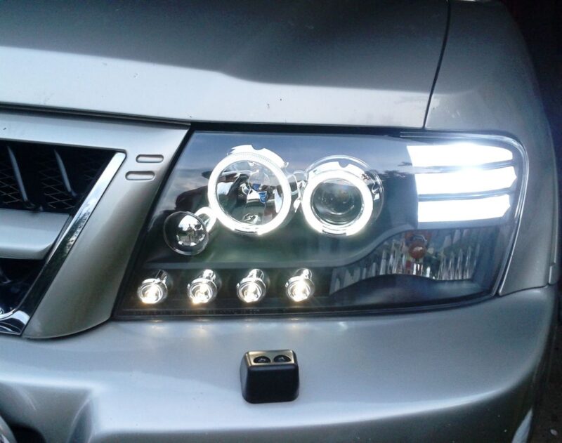 Φανάρια εμπρός angel eyes για Mitsubishi Pajero (2001-2006) - μαύρα , με λάμπες (Η1) - σετ 2τμχ. € 289,1