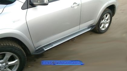 Σκαλοπάτια για Toyota Rav 4 (2009-2012) - 2.0 κινητήρας - 2τμχ. - € 200,9 Σκαλοπάτια για Toyota Rav 4 (2009-2012) - 2.0 κινητήρας - 2τμχ.