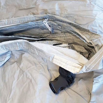 Κουκούλα αυτοκινήτου με επένδυση, φερμουάρ πόρτας και υποδοχές για τους καθρέπτες 572x183x122cm - μέγεθος XXL - μπλε - € 47,9 Κουκούλα αυτοκινήτου με επένδυση, φερμουάρ πόρτας και υποδοχές για τους καθρέπτες 572x183x122cm - μέγεθος XXL - μπλε