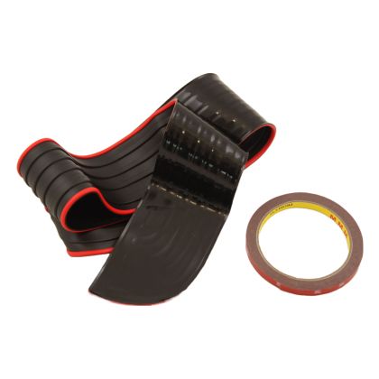 Λαστιχένιο τριμ πορτ μπαγκάζ 90x7 cm - μαύρο με κόκκινες ρίγες - € 13,9 Λαστιχένιο τριμ πορτ μπαγκάζ 90x7 cm - μαύρο με κόκκινες ρίγες