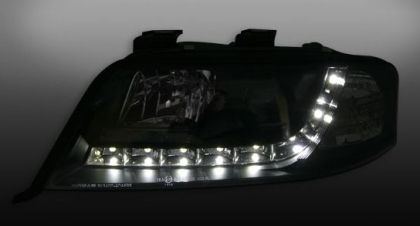 Φανάρια εμπρός για Audi A6 με φώτα ημέρας (1997-2001) / Allroad 1999-2005 - μαύρα , με λάμπες (Η1) - σετ 2τμχ. - € 574,9 Φανάρια εμπρός για Audi A6 με φώτα ημέρας (1997-2001) / Allroad 1999-2005 - μαύρα , με λάμπες (Η1) - σετ 2τμχ.