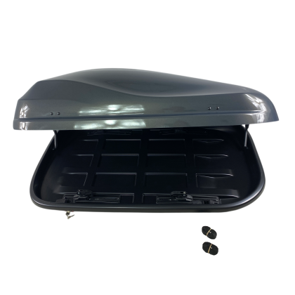 Μπαγκαζιέρα οροφής Junior Altro 140x90x38cm με μονό άνοιγμα με κλειδί, 370 λίτρα - Γκρι γυαλιστερή - € 446,9 Μπαγκαζιέρα οροφής Junior Altro 140x90x38cm με μονό άνοιγμα με κλειδί, 370 λίτρα - Γκρι γυαλιστερή