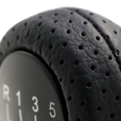 Λεβιές 5 ταχυτήτων για BMW - μαύρο δέρμα με τρύπες - € 29,9 Λεβιές 5 ταχυτήτων για BMW - μαύρο δέρμα με τρύπες