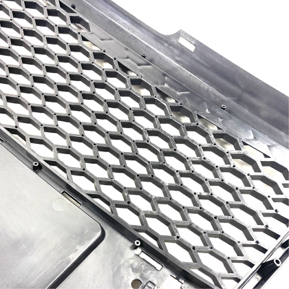 Μάσκα χωρίς σήμα για Audi A6 4F (2004-2008) - με πλαίσιο χρωμίου RS Look - € 293,9 Μάσκα χωρίς σήμα για Audi A6 4F (2004-2008) - με πλαίσιο χρωμίου RS Look