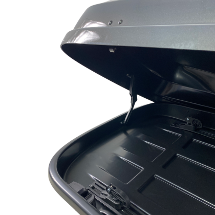 Μπαγκαζιέρα οροφής Junior Altro 140x90x38cm με μονό άνοιγμα με κλειδί, 370 λίτρα - Γκρι γυαλιστερή - € 495,9 Μπαγκαζιέρα οροφής Junior Altro 140x90x38cm με μονό άνοιγμα με κλειδί, 370 λίτρα - Γκρι γυαλιστερή