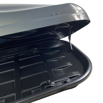 Μπαγκαζιέρα οροφής Junior Altro 140x90x38cm με μονό άνοιγμα με κλειδί, 370 λίτρα - Γκρι γυαλιστερή - € 495,9 Μπαγκαζιέρα οροφής Junior Altro 140x90x38cm με μονό άνοιγμα με κλειδί, 370 λίτρα - Γκρι γυαλιστερή