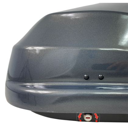 Μπαγκαζιέρα οροφής Junior Altro 140x90x38cm με μονό άνοιγμα με κλειδί, 370 λίτρα - Γκρι γυαλιστερή - € 495,9 Μπαγκαζιέρα οροφής Junior Altro 140x90x38cm με μονό άνοιγμα με κλειδί, 370 λίτρα - Γκρι γυαλιστερή