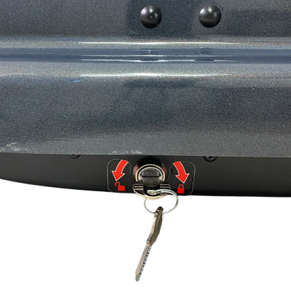 Μπαγκαζιέρα οροφής Junior Altro 140x90x38cm με μονό άνοιγμα με κλειδί, 370 λίτρα - Γκρι γυαλιστερή - € 495,9 Μπαγκαζιέρα οροφής Junior Altro 140x90x38cm με μονό άνοιγμα με κλειδί, 370 λίτρα - Γκρι γυαλιστερή