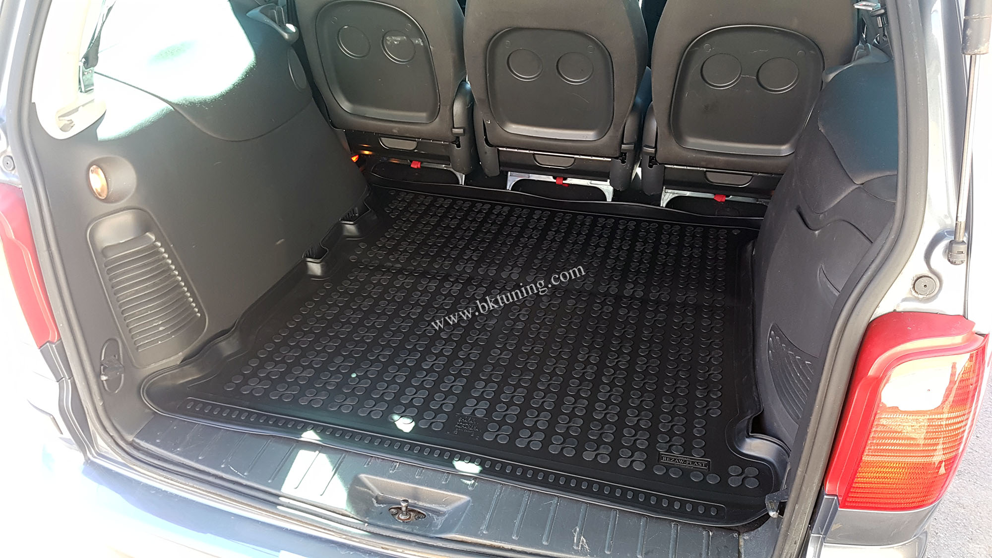 Πατάκι πορτ-μπαγκάζ VW Sharan / SEAT Alhambra (1995-2010) / FORD Galaxy (1995-2006) - 1τμχ., Rezaw Plast - € 90,9 Πατάκι πορτ-μπαγκάζ VW Sharan / SEAT Alhambra (1995-2010) / FORD Galaxy (1995-2006) - 1τμχ., Rezaw Plast