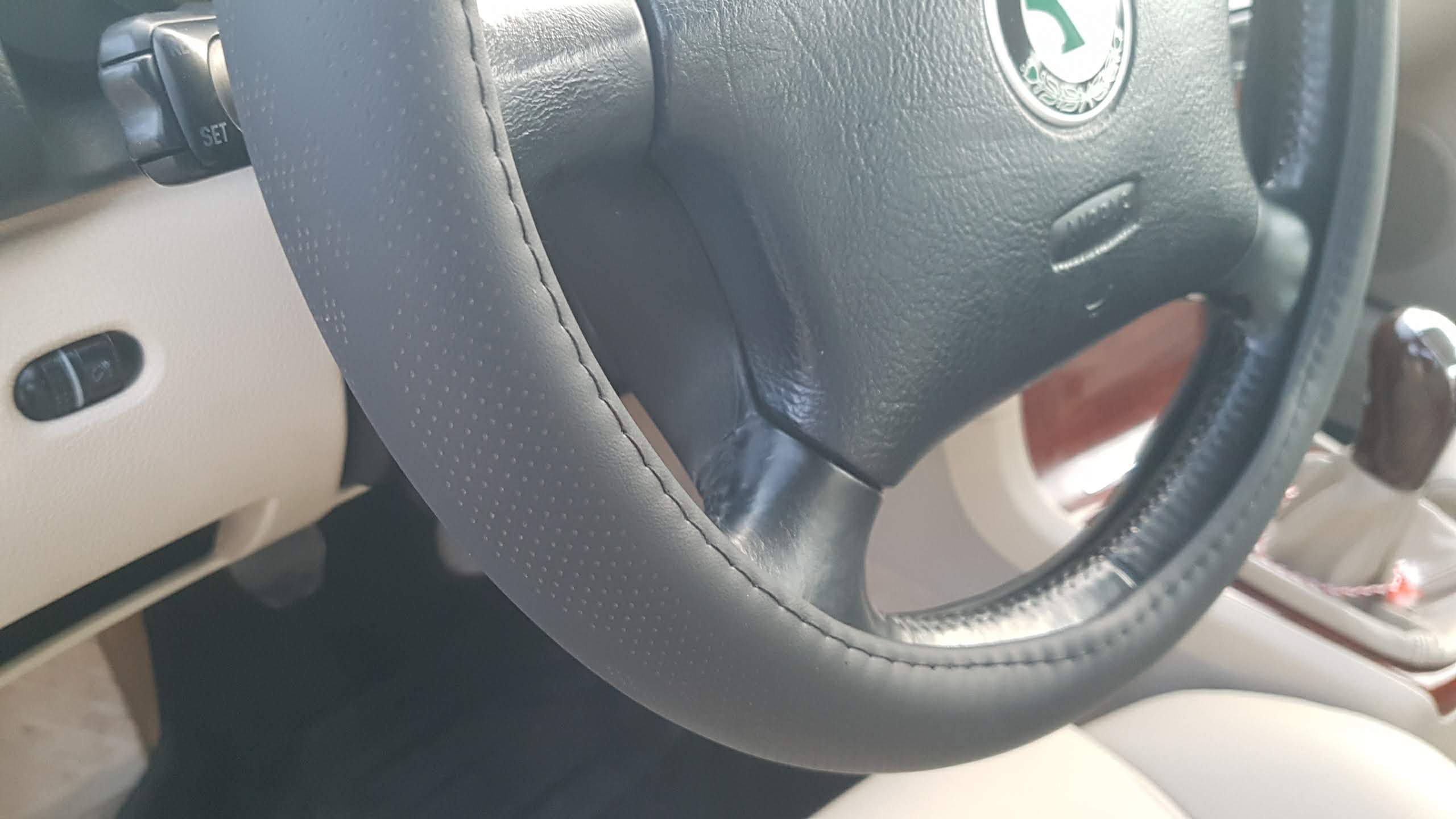 Κάλυμμα τιμονιού από οικολογικό δέρμα 38 cm - Perforated - μαύρο χρώμα -1 τμχ. - € 12,9 Κάλυμμα τιμονιού από οικολογικό δέρμα 38 cm - Perforated - μαύρο χρώμα -1 τμχ.